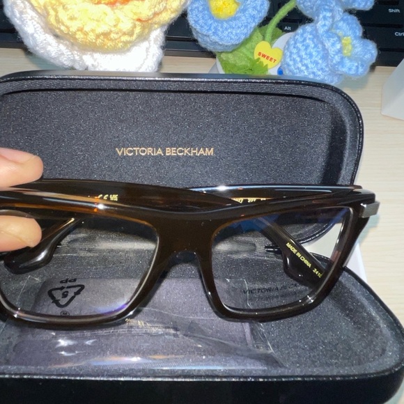 Victoria Beckham Women\'s
Eyeglasses Brwn Horn
Acetate CatEye Frame
VB2677-227NEW main image 9